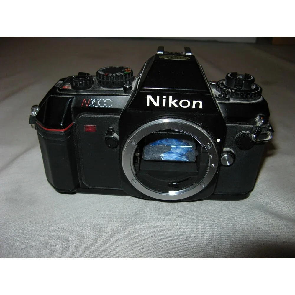 Nikon N2000 35mm Film SLR Camera Black No Lens Powers SEE DESCRIPTION